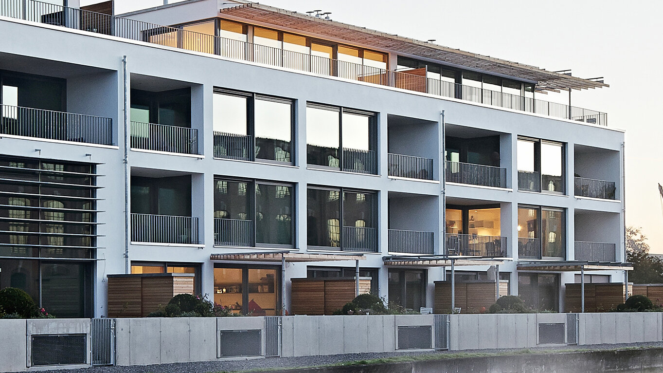 Das Foto zeigt eine hochwertige Immobilie (Landkreis Rosenheim) mit nahezu raumhohen Fensterelementen mit bis zu 6 Metern Breite (Quelle: Quest Immobilien, Bild: © Archimage, Meike Hansen).