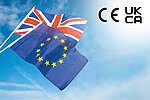 Das Bild zeigt die europäische und britische Flagge. Im Hintergrund blauer himmel und in der rechten obereren Ecke ist das CE und das UKCA Zeichen abgebildet