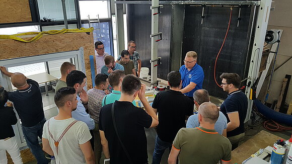 The photo shows ift installation expert Martin Heßler explaining to seminar participants the practical application of waterproofing systems with their advantages and disadvantages.