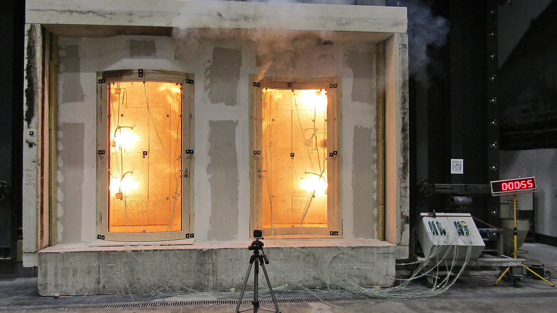 Das Foto zeigt eine Feuerwiderstandsprüfung an gebogenen Türen im Technologiezentrum des ift Rosenheim.