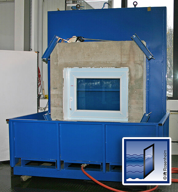 Das Foto zeigt ein blaues Prüfgerät zur Prüfung von Kellerfenstern bei Hochwasser.