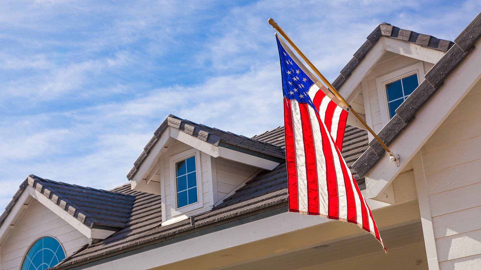 Amerikanisches Haus mit USA-Fahne