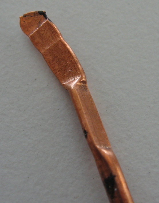 Einen Kupferkapillare, die durchs Verquetschen verschlossen wurde.