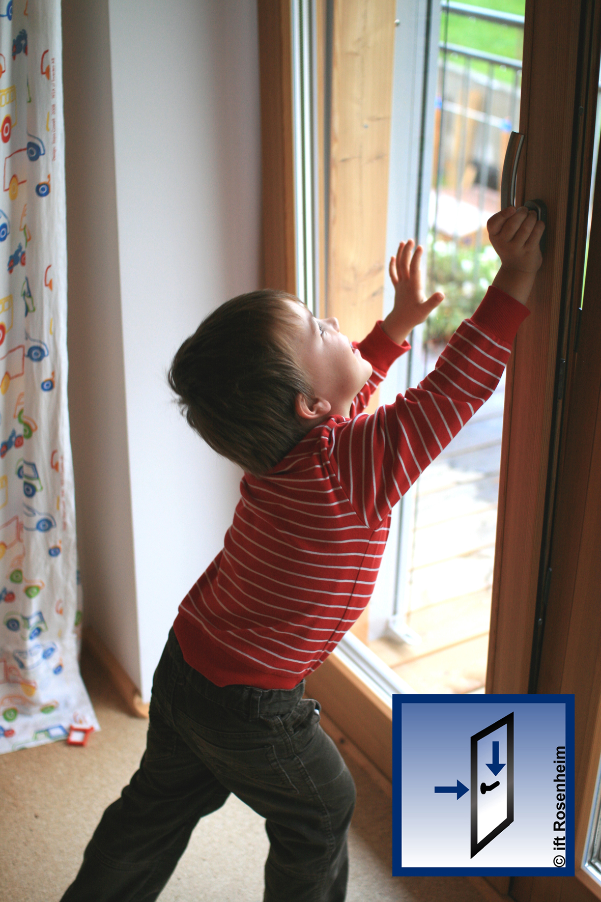 Ein Kind das versucht eine Fenstertür zu öffnen.