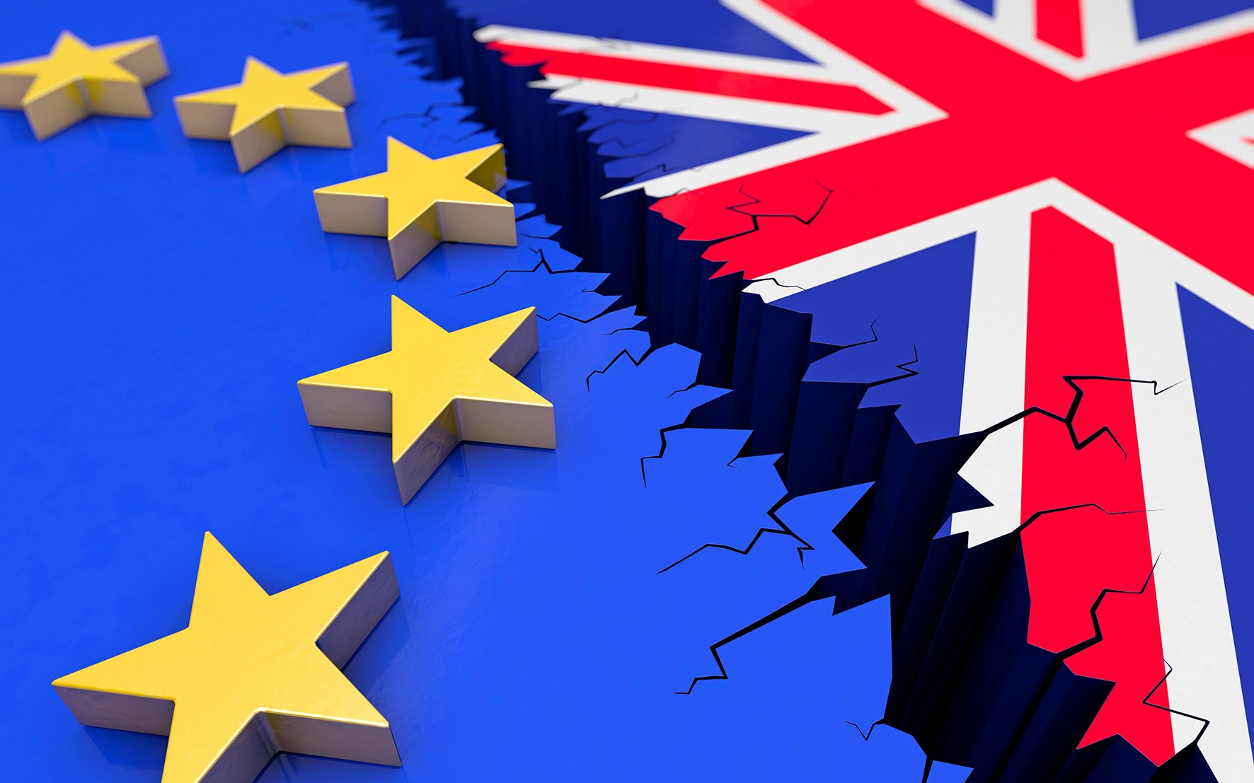 Das Symbolbild zeigt die EU- und Großbritannien-Flaggen mit einem Riss dazwischen.  (Bild: © bluedesign, AdobeStock)