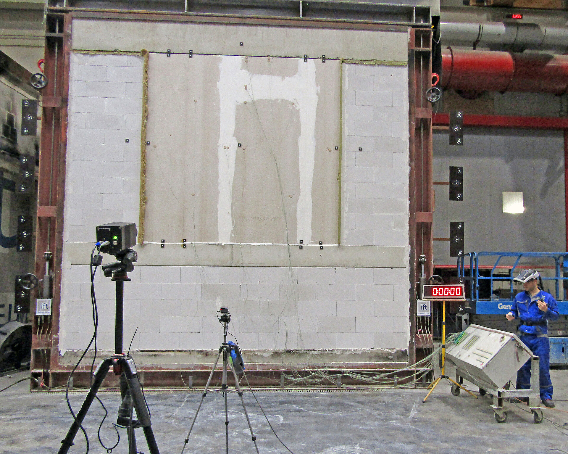 Das Foto zeigt eine Brandprüfung der ersten tragenden Wand (beplankte Holzständerkonstruktion) im ift-Technologiezentrum