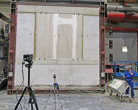 Das Foto zeigt eine Brandprüfung der ersten tragenden Wand (beplankte Holzständerkonstruktion) im ift-Technologiezentrum