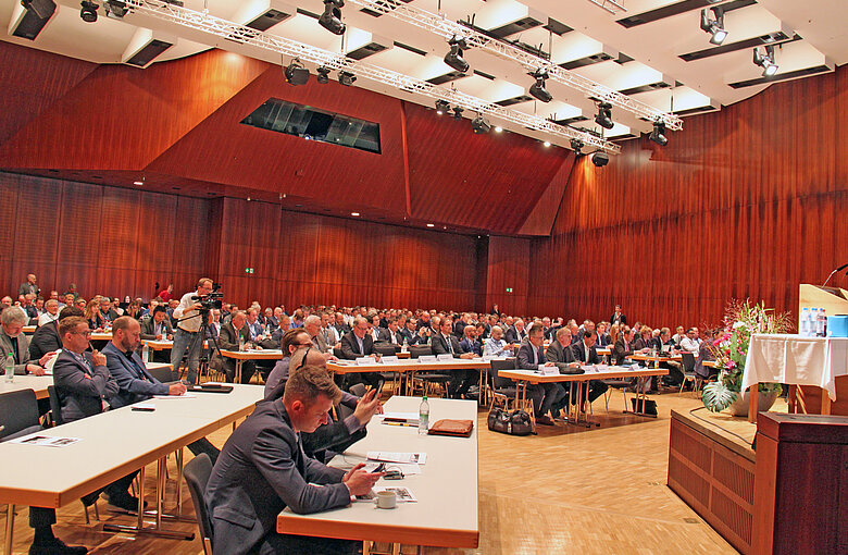 Photo of the full lecture hall at the Rosenheim Window and Facade conference  (Source: ift Rosenheim)