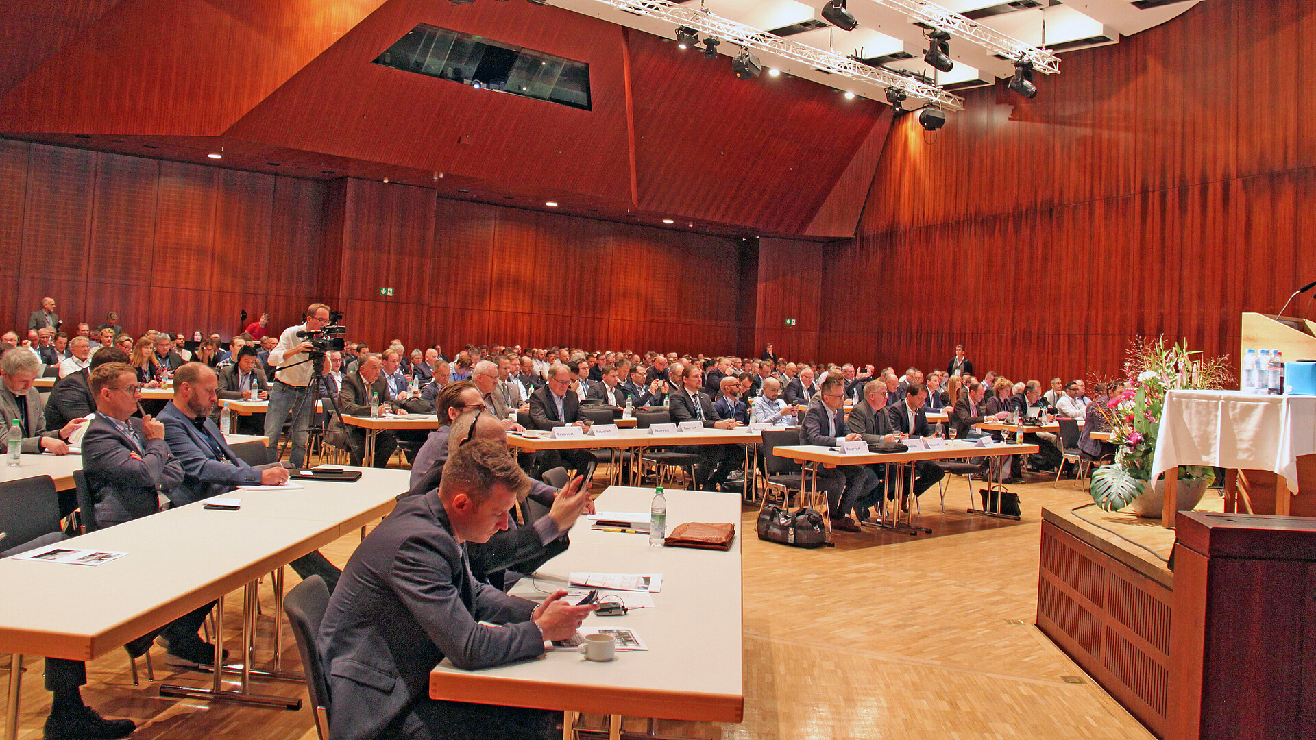 Foto des vollen Vortragssaales auf den Rosenheimer Fenstertagen (Quelle: ift Rosenheim)