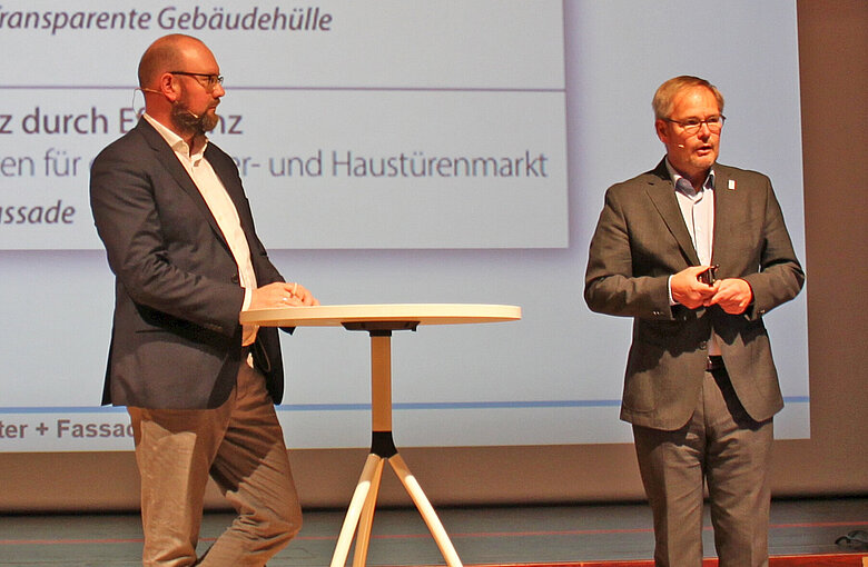Photo of Thomas Drinkuth (RTG) and Frank Lange (VFF) forecasting the political measures for 2023 at the Rosenheim Window and Façade conference  (Source: ift Rosenheim)