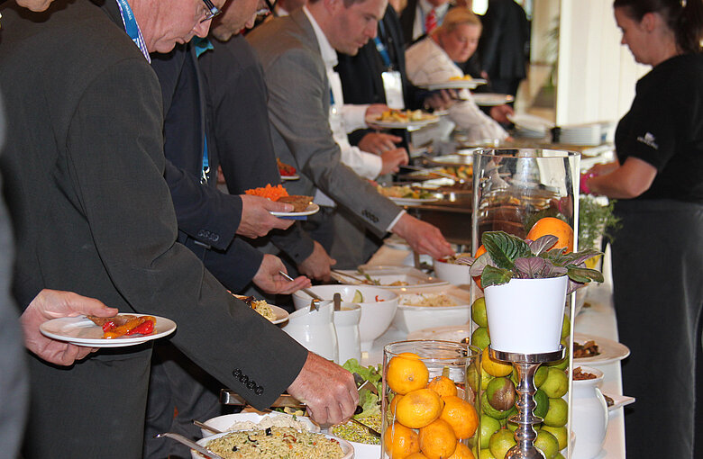 Foto beim Buffet während der Essensausgabe
