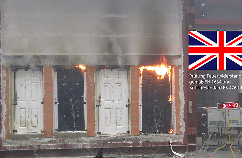 Foto von einer Brandprüfung von vier Türen. Eingefügt wurde die Großbritannien-Flagge