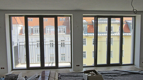 Das Foto zeigt zwei Deckehohe Fenster nach dem Einbau