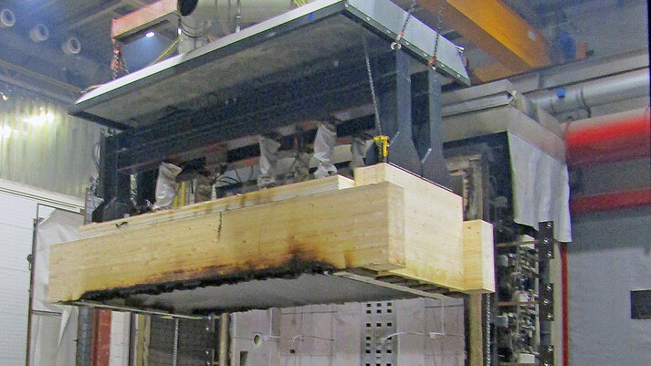 Das Foto zeigt die Brandprüfung einer tragenden Holzbalkendecke mit Holzverbindern im Auftrag der Universität Innsbruck