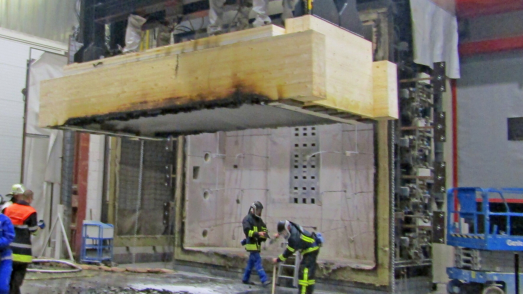 Das Foto zeigt die Brandprüfung einer tragenden Holzbalkendecke mit Holzverbindern im Auftrag der Universität Innsbruck