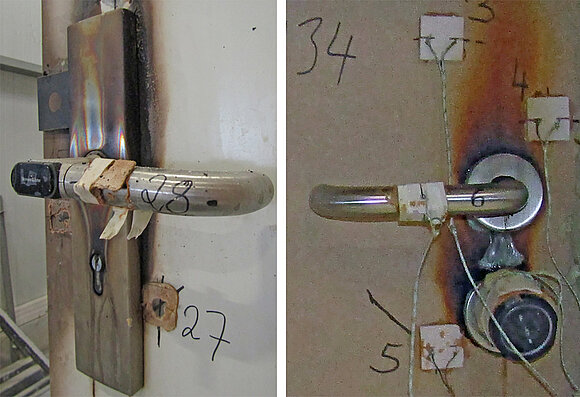 Auf den beiden Fotos ist jeweils eine Klinke nach der Brandprüfung zu sehen: eine davon mit einem elektronischen Drücker, die andere mit einem Zylinder.