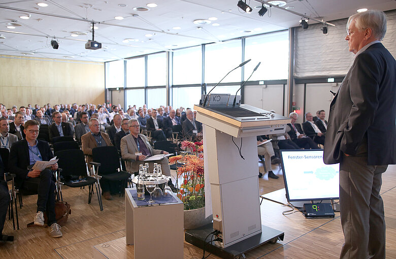 Foto des Vortrags von Günther Ohland mit Blick von der Bühne auf das Publikum