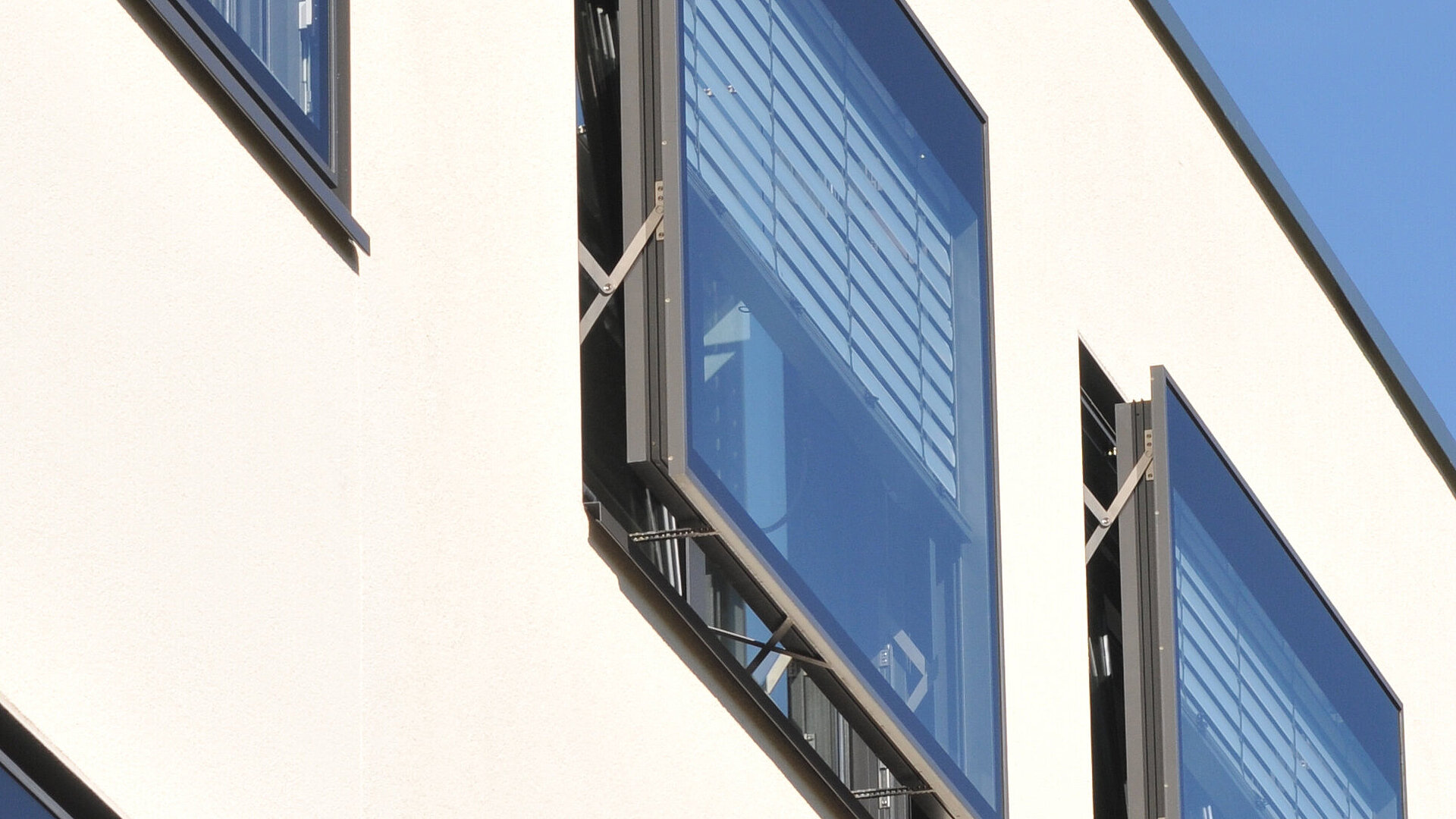 Ein Bild von modernen Verbundfenstern, die mechanisch aufgemacht werden, welche das ift Rosenheim selbst verwendet.