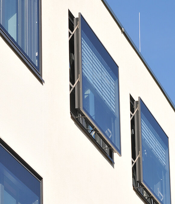 Ein Bild von modernen Verbundfenstern, die mechanisch aufgemacht werden, welche das ift Rosenheim selbst verwendet.