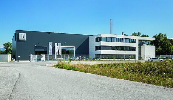 Das Foto zeigt das Technologiezentrum in Rosenheim, in dem die Brandprüfungen stattfinden.
