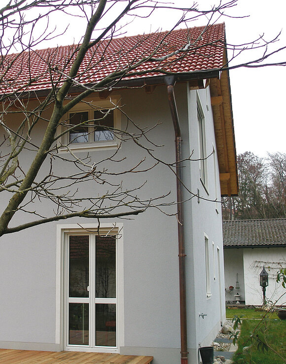 Das Foto zeigt den Teil eines Hauses/Fassade von außen.