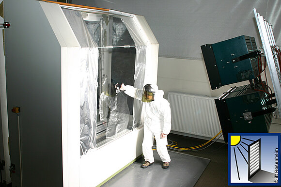 Das Foto zeigt eine arbeitende Person in einem Astronauten-ähnlichen Anzug bei der Bilanzmessung der Sonnenschutzeinrichtung.