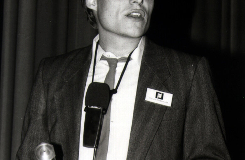 Schwarz-weiß Foto eines Mannes, der einen Vortrag hält