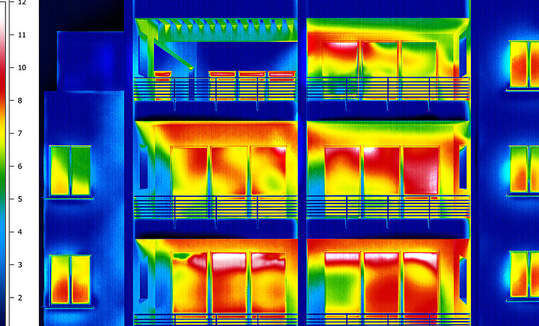 Thermografiebild eines Gebäudes. Das Bild steht symbolisch für den Bereich Wärme und Klima.