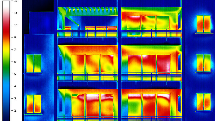 Thermografiebild eines Gebäudes. Das Bild steht symbolisch für den Bereich Wärme und Klima.