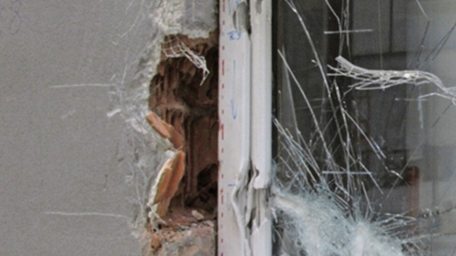 Ein stark beschädigtes Fenster und Rahmen