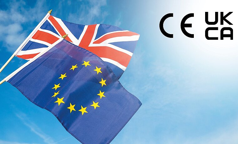 Das Bild zeigt die europäische und britische Flagge. Im Hintergrund blauer himmel und in der rechten obereren Ecke ist das CE und das UKCA Zeichen abgebildet
