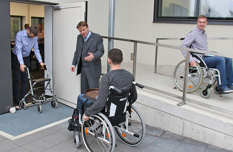 Foto einer Gruppe Männer, die im Rollstuhl/Rolator Einschränkungen erfahren 