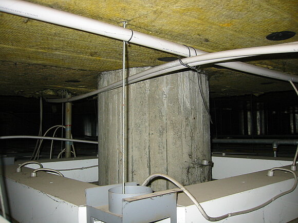 Das Foto zeigt den geöffneten Hohlraum der abgehängten Decke einer Tiefgarage