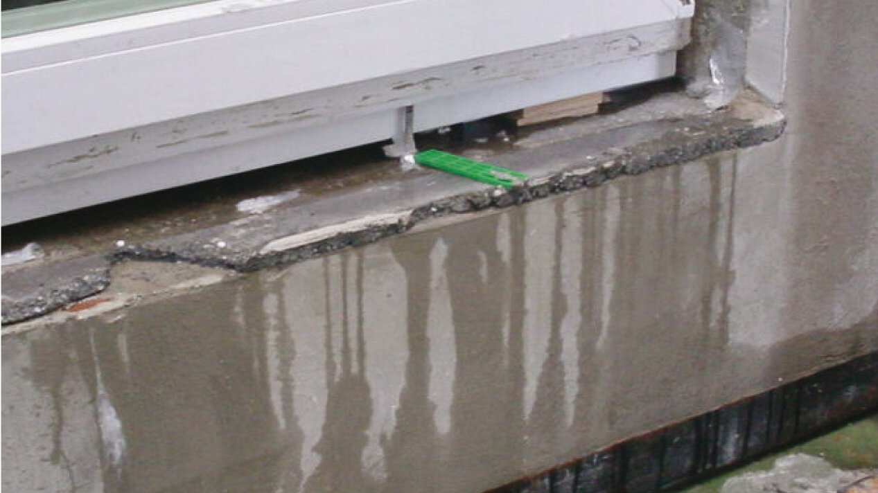 Das Foto zeigt den Wassereintritt über ein Fenster im Rah,en einer Bauteilprüfung im ift-Labor.