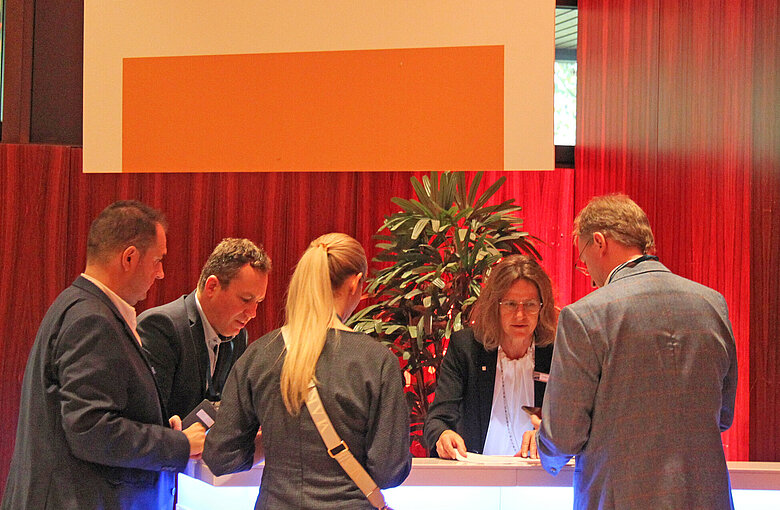 The photo shows ift experts with participants at the Meetingpoint (Source: ift Rosenheim)