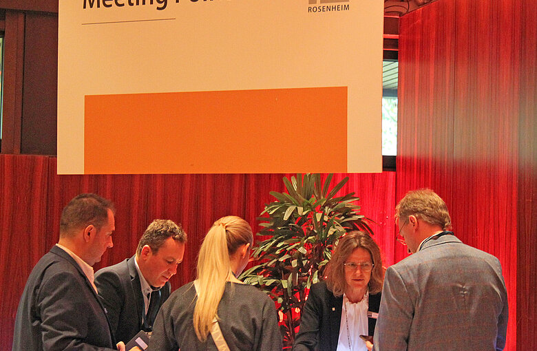 Das Foto zeigt ift-Experten mit Teilnehmern am Meetingpoint (Quelle: ift Rosenheim)