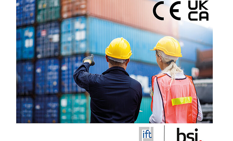 Das Schaubild zeigt zwei Menschen vor Containern. In der oberen rechten Ecke sind das CE und das UKCA Zeichen abgebildet und in der unteren rechten Ecke das Logo des ift Rosenheim und des bsi. Nähere Informationen Erhalten Sie auf Anfrage unter +49 8031 216-2150.
