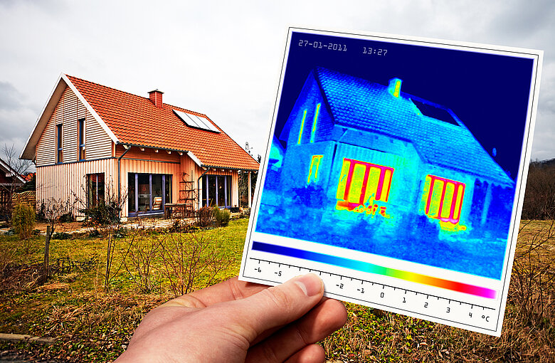 Foto von einem Haus mit Wärmebild von dem Haus