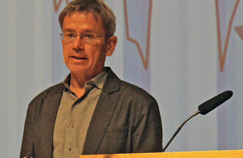 Photo of Prof. Dr. Stefan Rahmstorf (PIK). At the Rosenheim Window Days, he issued an urgent warning to hurry up with climate protection in order to reduce the increase in climate extremes (Source: ift Rosenheim).