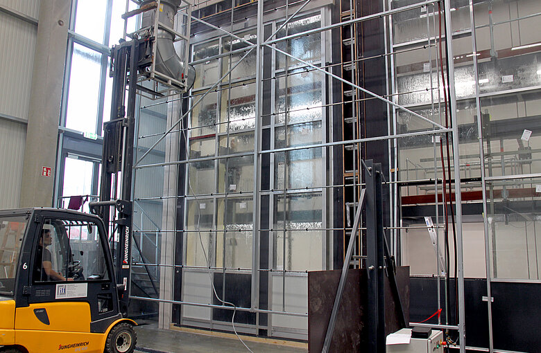 Facade test rig with forklift in front of it