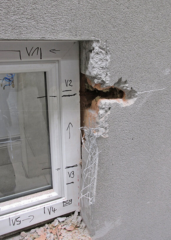 Das Foto zeigt den Schaden eines eingebauten Fensters.