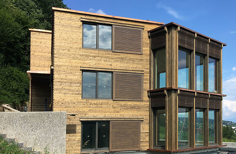 Modernes Holzhaus mit großen Glasfronten