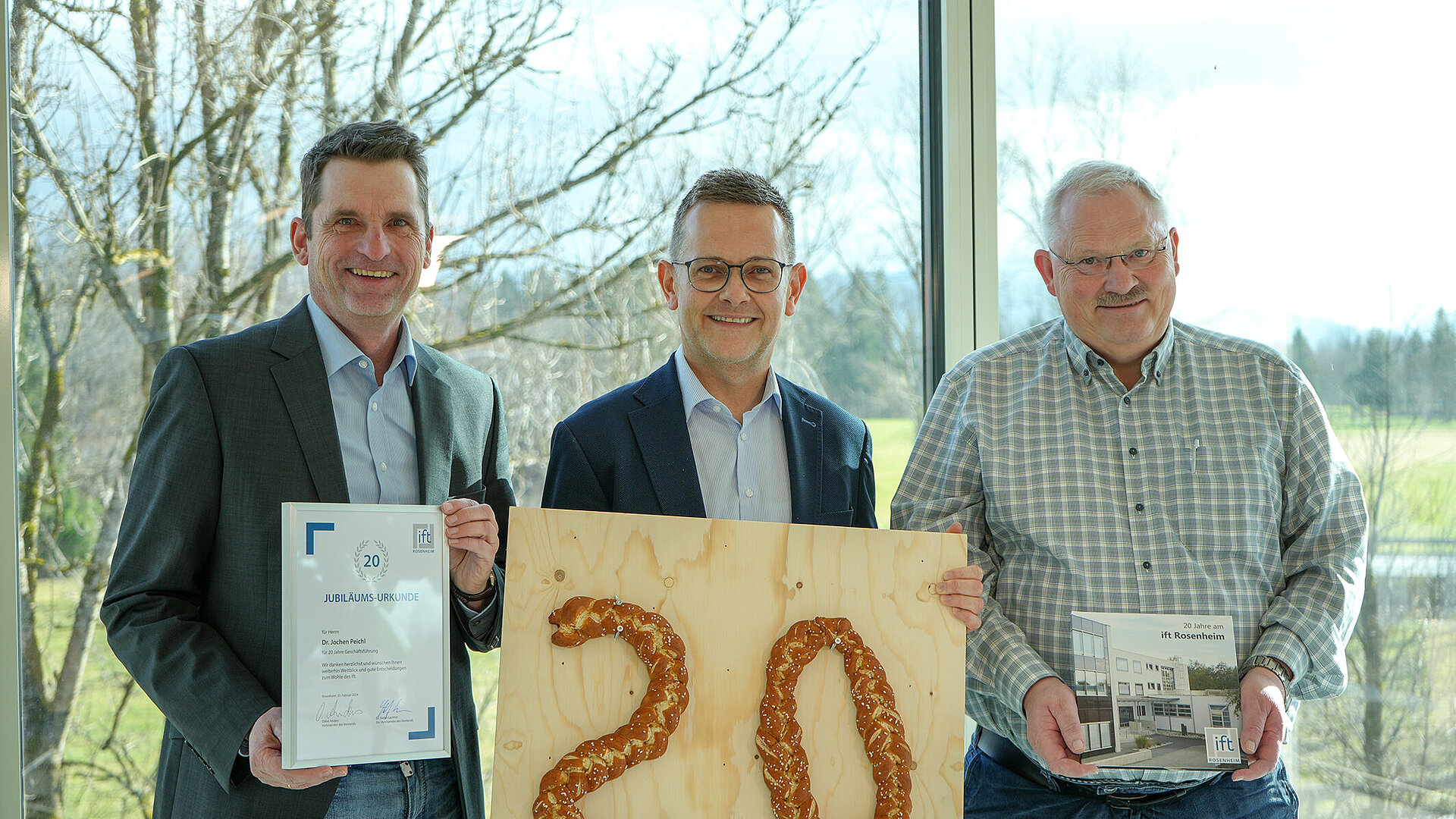 Auf dem Foto ist der Vorstand des Instituts für Fenstertechnik bei der Gratulation zu sehen: v.l.n.r.: Dr. Stefan Lackner, Dr. Jochen Peichl, Oskar Anders