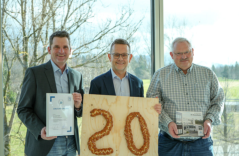 Auf dem Foto ist der Vorstand des Instituts für Fenstertechnik bei der Gratulation zu sehen: v.l.n.r.: Dr. Stefan Lackner, Dr. Jochen Peichl, Oskar Anders