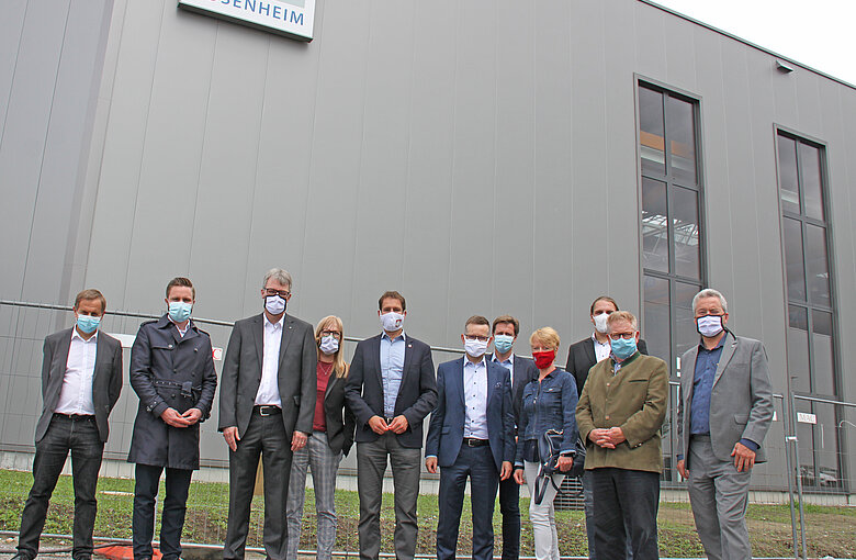 Foto der Führungskräfte der Stadt Rosenheim zusammen mit Führungskräften des ift Rosenheim vor dem neuen ift-Labor
