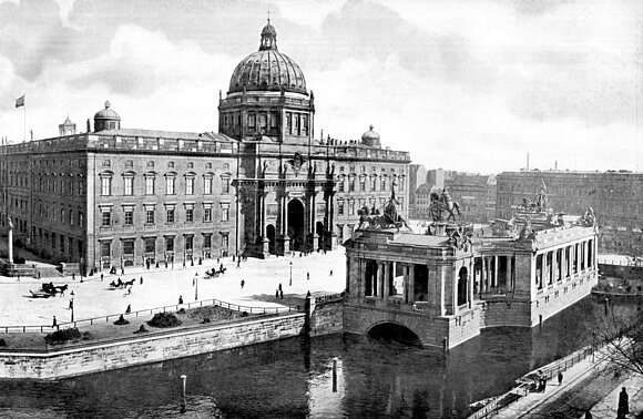 Das Schwarz-Weiß Foto zeigt das Berliner Stadtschloss mit dem Nationaldenkmal des Kaiser Wilhelm um 1900.