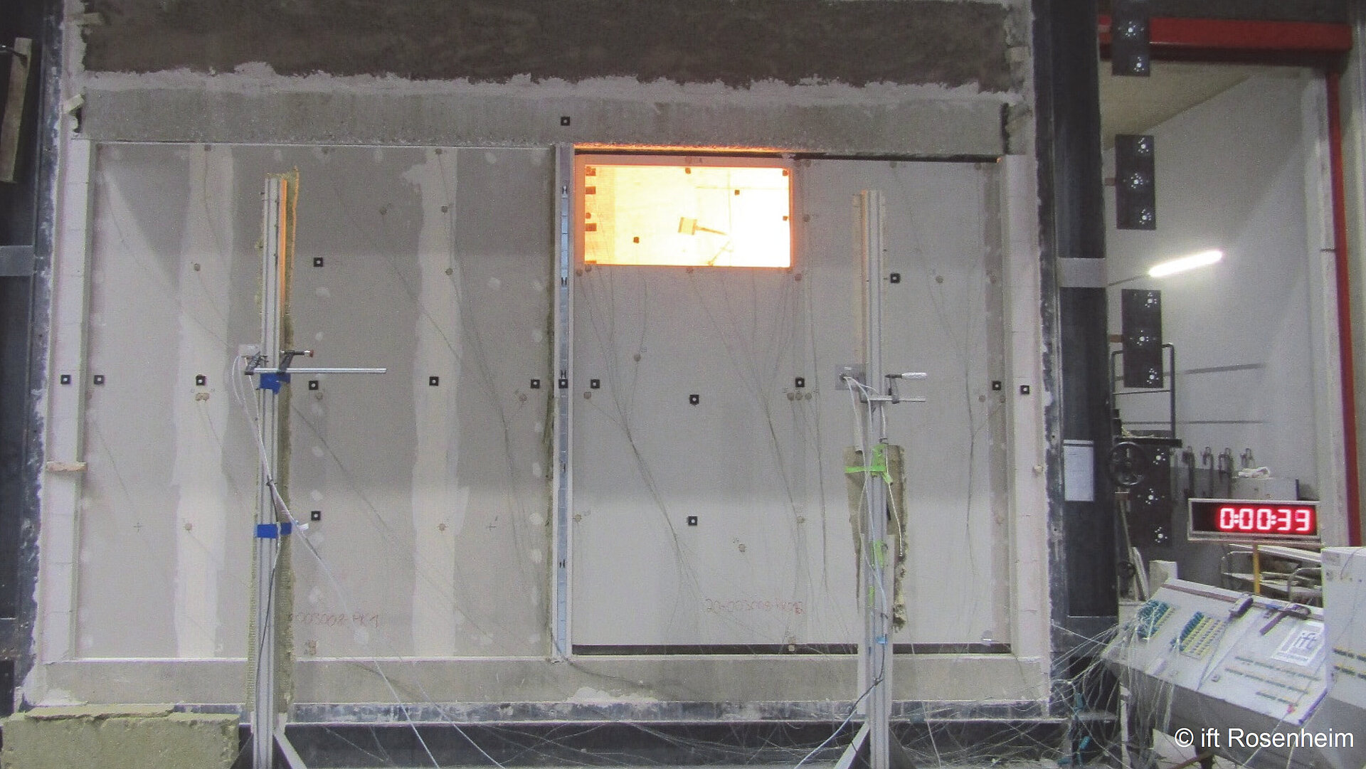 Das Foto zeigt eine Wand nach der Feuerprüfung. Die linke Seite ist die bestehende Seite und die rechte Seite ist modifiziert mit einem Glasauschnitt.