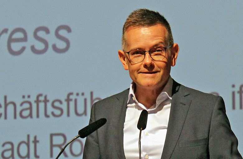 Photo at the lectern of Dr. Jochen Peichl (CEO ift Rosenheim) opening the 49th Rosenheim Window Days with the motto "Moving into the new climate era" (Source: ift Rosenheim)