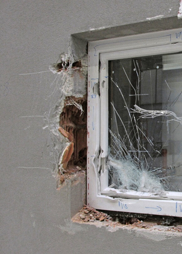 Das Foto zeigt ein Fenster nach einem manuellen Angriff