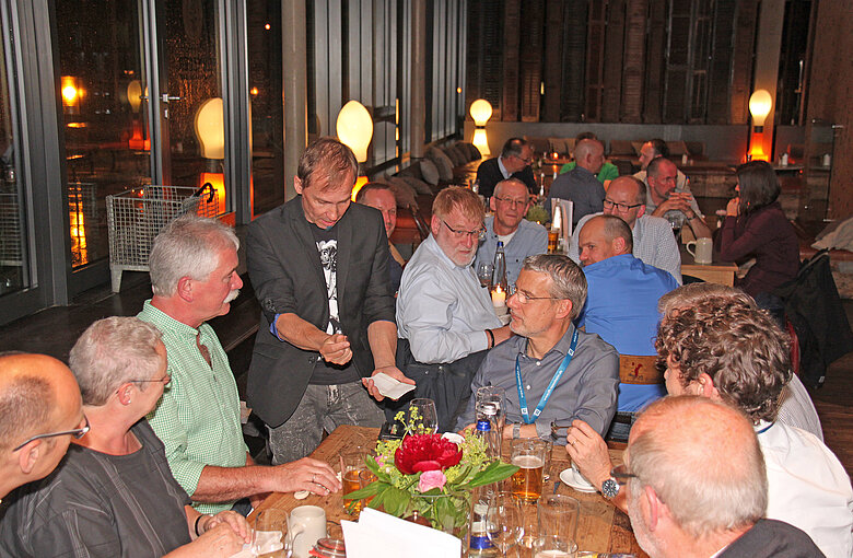 Foto von den Teilnehmern beim Essen abends